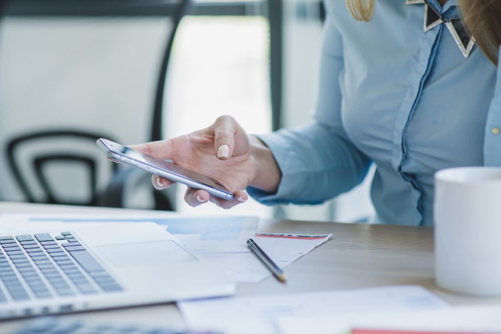 mujer negocios smartphone cerca  scaled